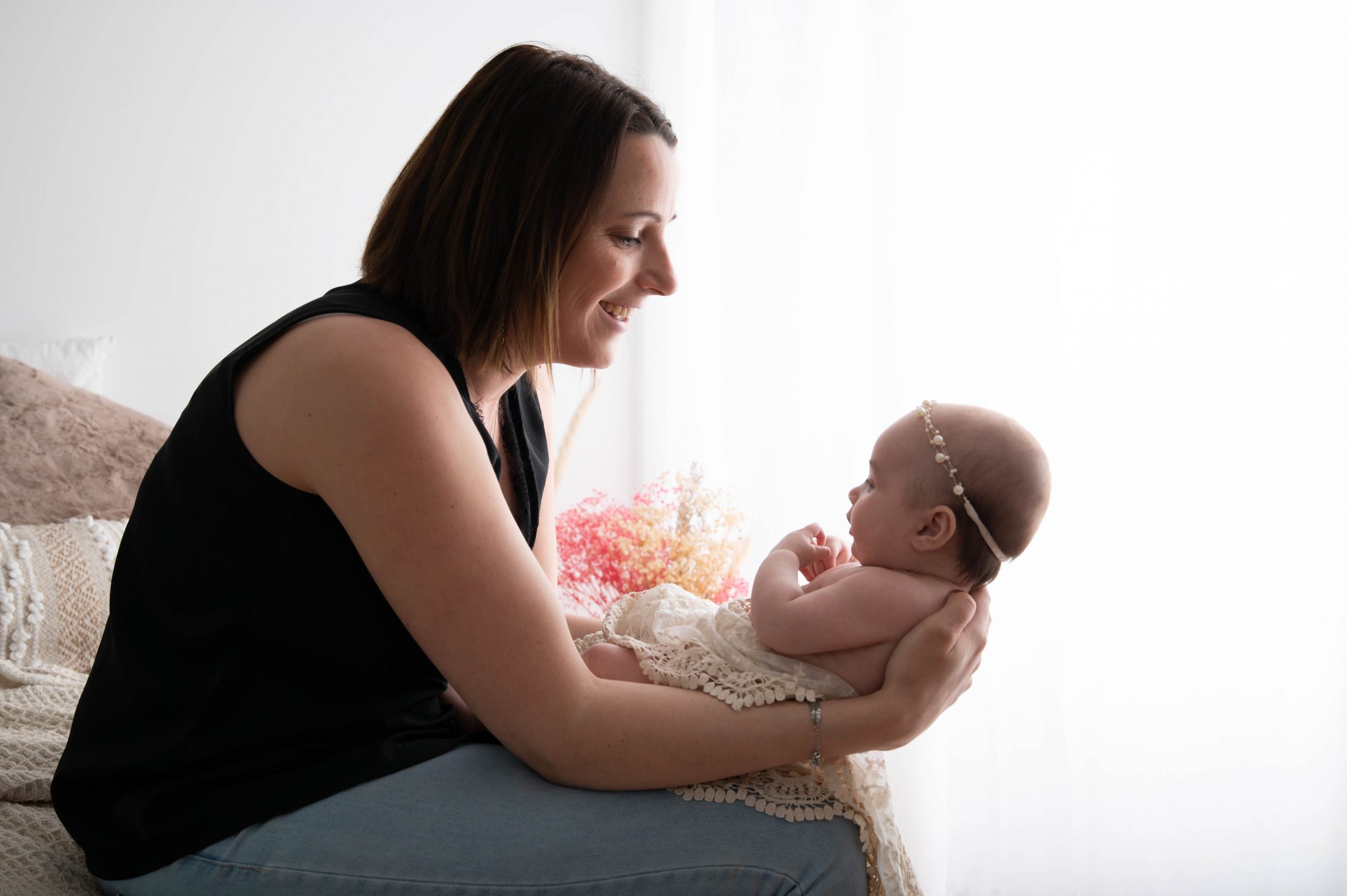 petit bébé avec sa maman
